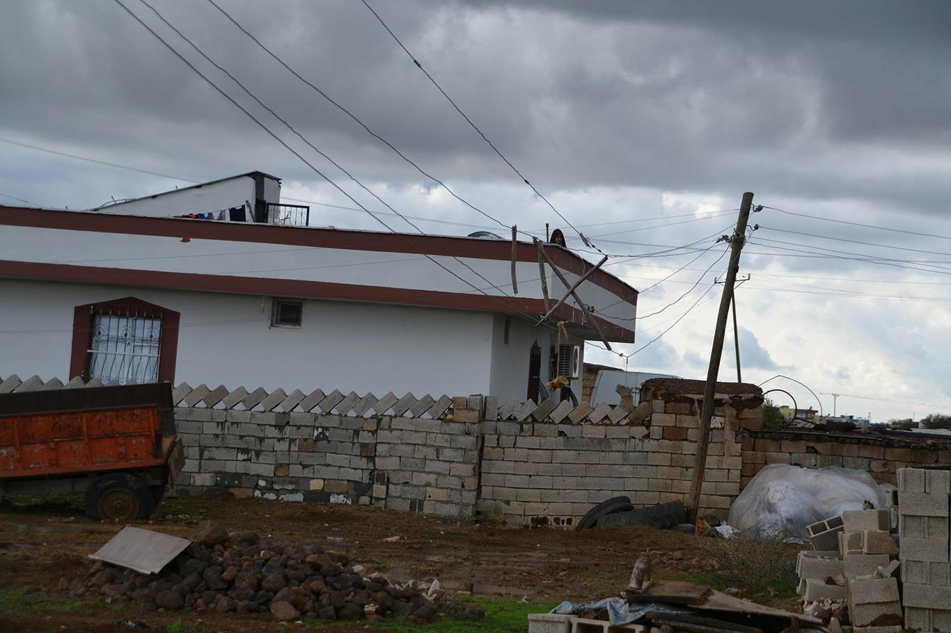 "Yüzeye yakın elektrik telleri tehlike arz ediyor" "Yüzeye yakın elektrik telleri tehlike arz ediyor"